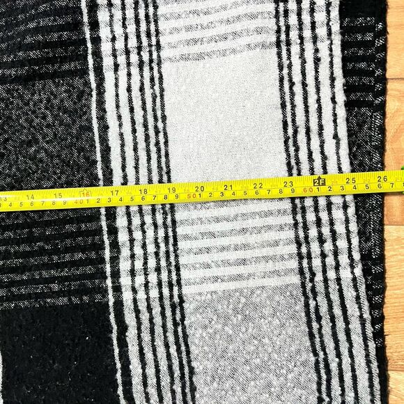 Express Plaid Hooded Poncho One Size Black White Lines Cottage Country Travel - Picture 6 of 7